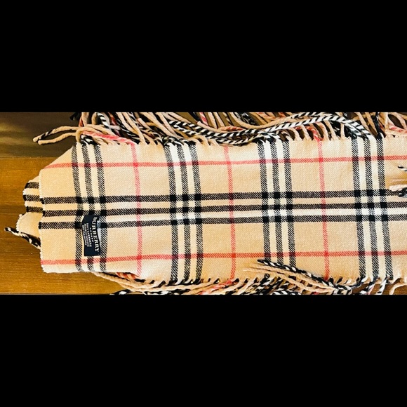 ✅sold ✅ Burberry fringed cashmere scarf - Picture 6 of 7